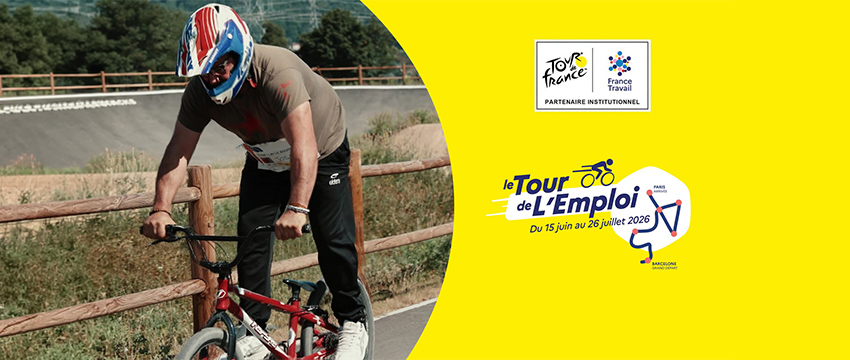 Personne avec un casque sur un BMX