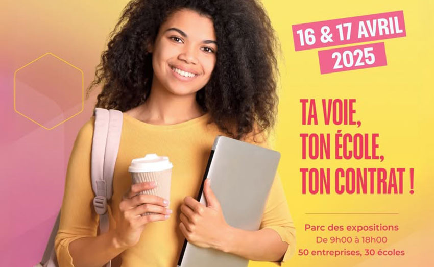 visuel d'une jeune étudiante avec un café et un ordinateur portable à la main