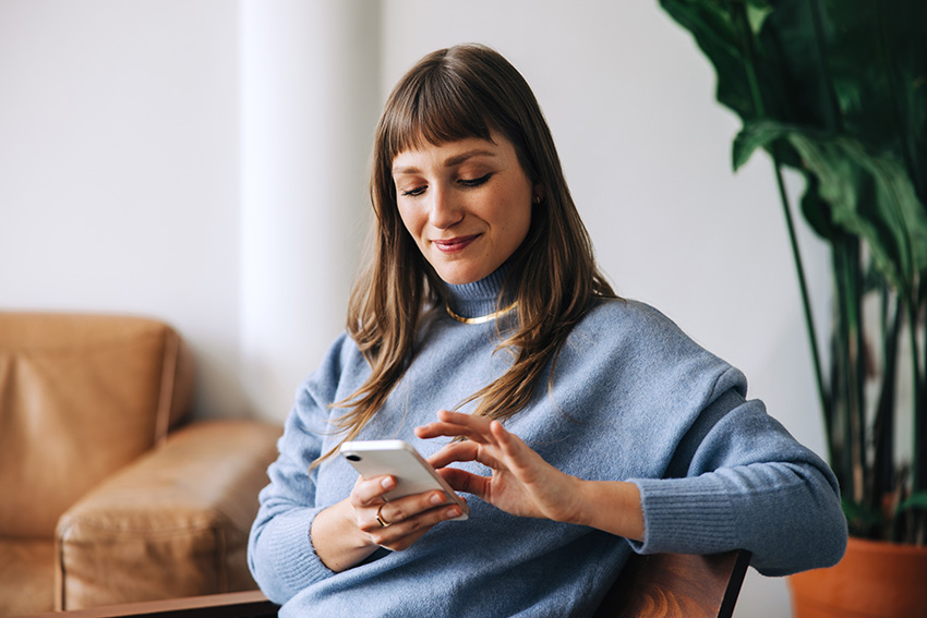 Femme avec un téléphone portable