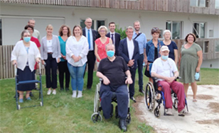 Marie Halligon, Directrice Pôle emploi de Blain, M. le sous-préfet Pierre Chauleur en visite dans un Ehpad entouré des partenaires et de la jeune personne bénéficiaire du dispositif