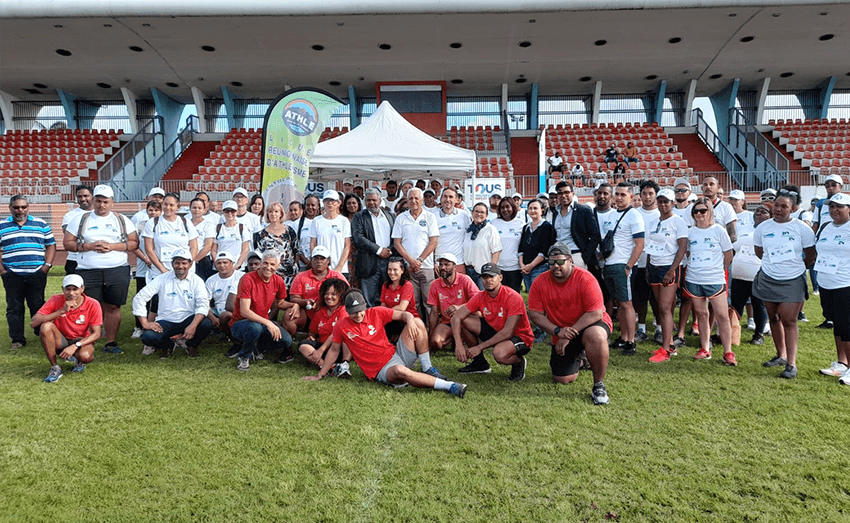 Photo de groupe de l'événement Du Stade Vers l'emploi au stade Jean Allane à Saint-Benoit
